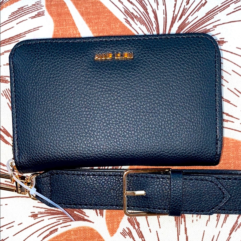 New Anne Klein Wristlet, very durable, 6 card holder Gold hardware